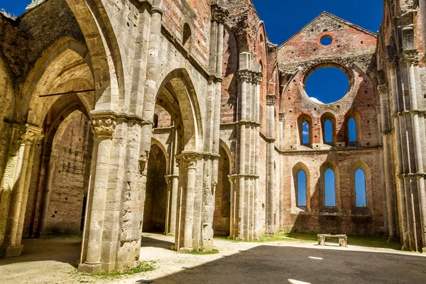 Ruinerna av ett gammalt kloster i Toscana — Stockfoto