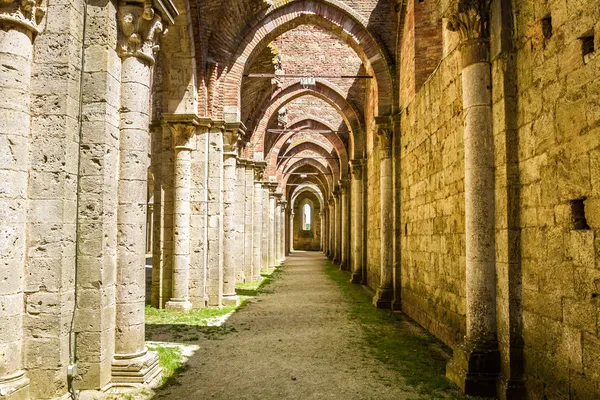 Ruïnes van een oud klooster in Toscane — Stockfoto