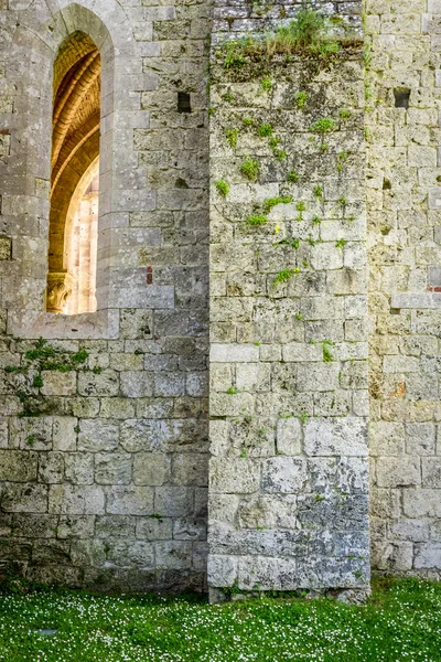 Muro medievale di pietra bianca con una finestra alta — Foto Stock