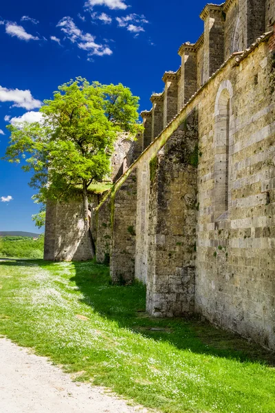 A romok egy régi kolostor Toszkánában — Stock Fotó