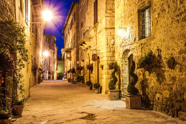 Antike stadt pienza in italien bei nacht. — Stockfoto