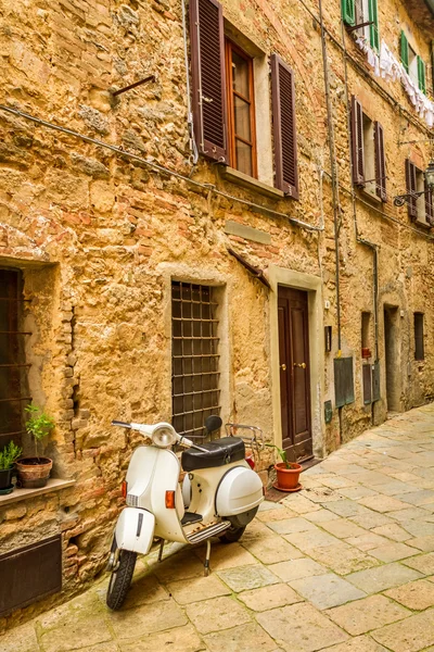 Vespa su una piccola strada nel centro storico, Italia — Foto Stock