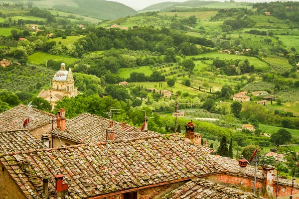 Green valley and red roofs in Volterra, Italy — Stock Photo, Image