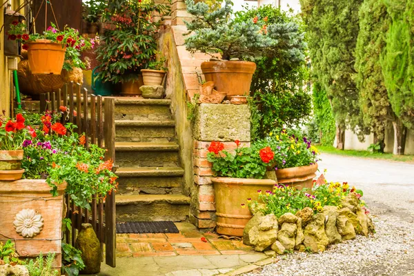 Schön dekorierter Eingang zu einem Haus auf dem Land, ital — Stockfoto