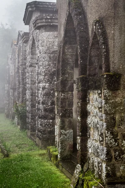 Foggy vecchio cimitero al mattino — Foto Stock