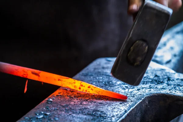 Blacksmith at work in anvil — Stock Photo, Image