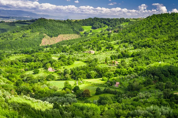 Antika staden på kulle i Toscana på en berg-bakgrund. — Stockfoto