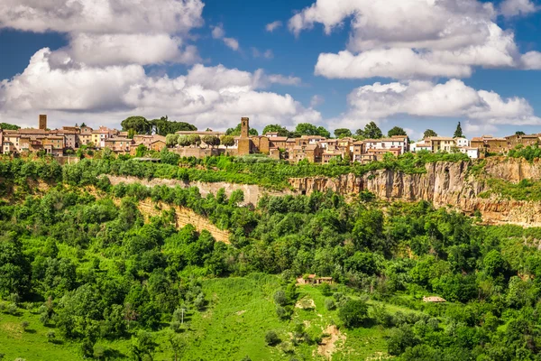 Ancient city on hill in Tuscany on a mountains background. — Stock Photo, Image