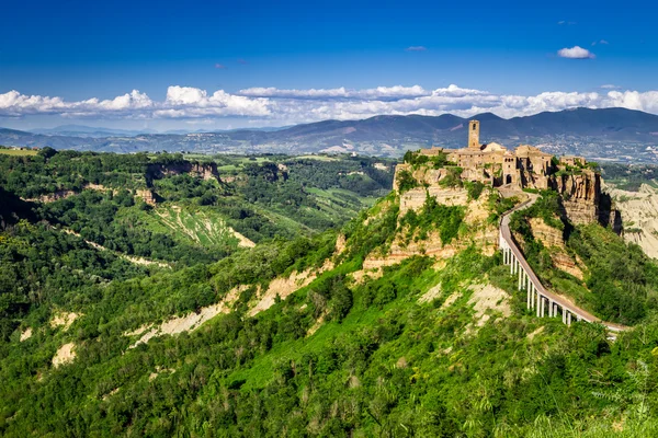 Antika staden på kulle i Toscana på en berg-bakgrund. — Stockfoto