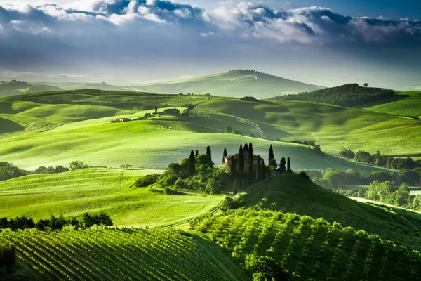 Splendida alba nella valle di San Quirico d'Orcia, Toscana , — Foto Stock