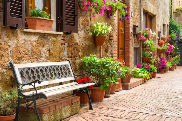 Mooie straat versierd met bloemen in Italië — Stockfoto