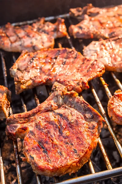 Bistecca alla griglia tostata al fuoco — Foto Stock