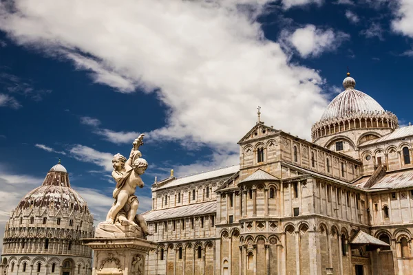 Hermosos monumentos antiguos en Pisa —  Fotos de Stock