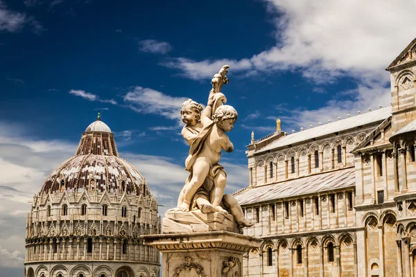 Hermosos monumentos antiguos en Pisa en verano —  Fotos de Stock