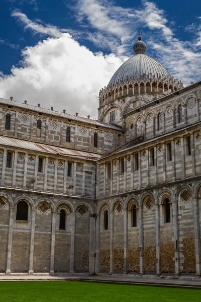 Utsikt över gamla katedral i pisa — Stockfoto