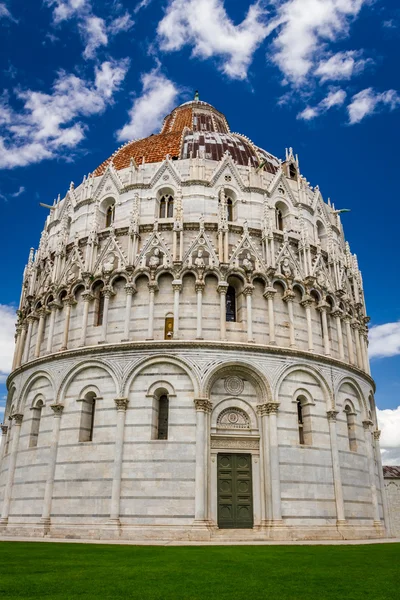 Monumentos antiguos en Pisa en el claro verde —  Fotos de Stock