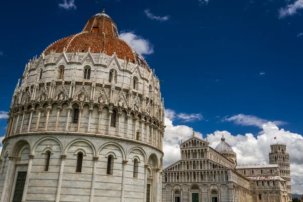 Fornlämningar av pisa mot den blå himlen — Stockfoto