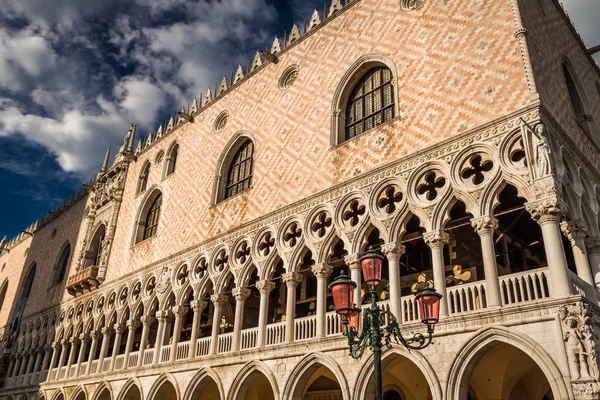 Denkmal auf dem Markusplatz in Venedig — Stockfoto