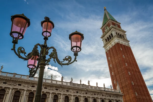 Glockenturm und Straßenlaterne auf dem Markusplatz, Venedig — Stockfoto