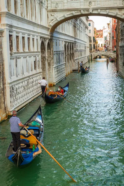 Gondoliers floating on a Grand Canal in Venice — Stock Photo, Image