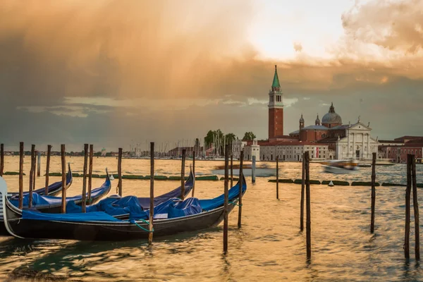 Gondola e Chiesa di San Giorgio Maggiore al tramonto, Venezia — Foto Stock