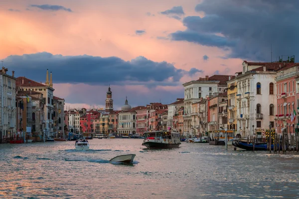 Barcos no Grande Canal ao pôr do sol, Veneza — Fotografia de Stock