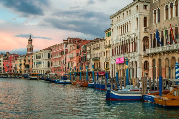 Barevné staré budovy na canal Grande v Benátkách — Stock fotografie