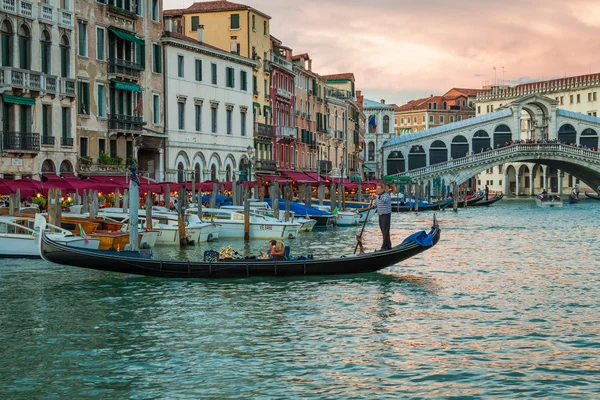 Rialto bridge en restaurant in Venetië — Stockfoto