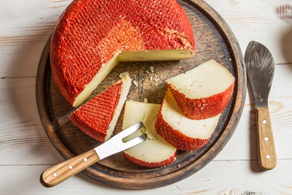 Žlutá tvrdý sýr s červenou pečetí — Stock fotografie