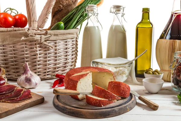 Produtos hortícolas e lácteos ao pequeno-almoço — Fotografia de Stock