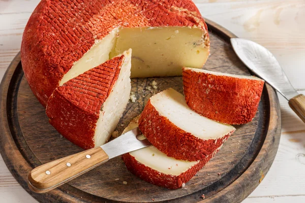 Closeup de queijo duro amarelo com cera vermelha — Fotografia de Stock