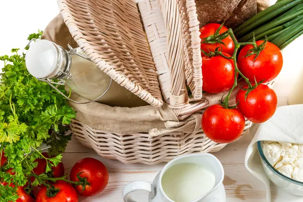 Frukostkorg full av friska och fräscha producera — Stockfoto