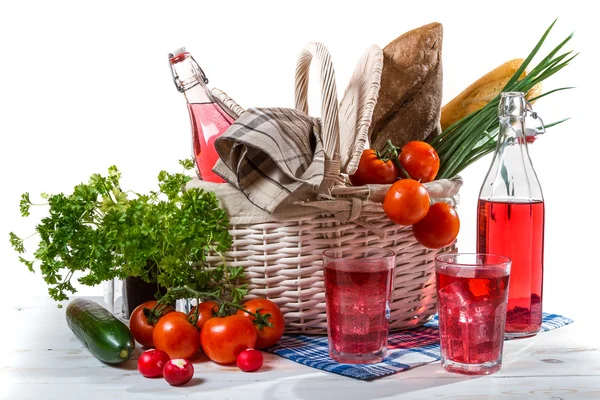 Cesta de picnic con verduras — Foto de Stock