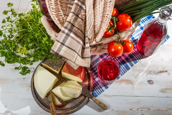 Cesto da picnic pieno di prodotti sani e freschi — Foto Stock