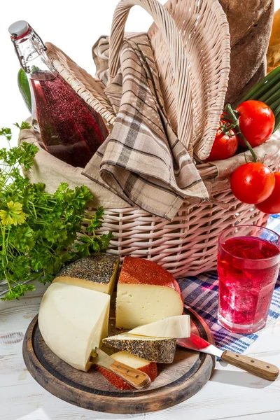 Panier plein de légumes frais et de fromage — Photo