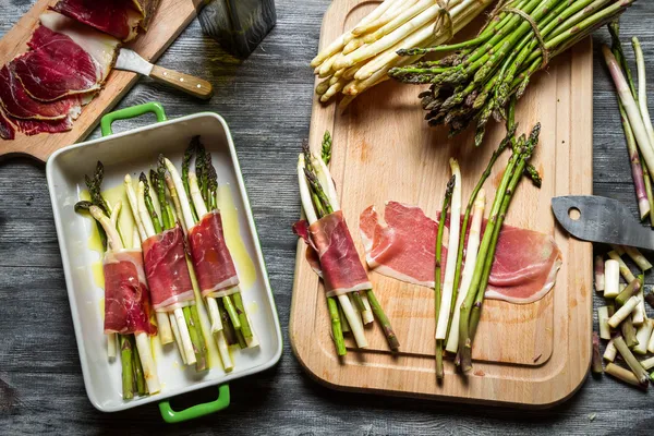Preparazione asparagi al forno con prosciutto — Foto Stock