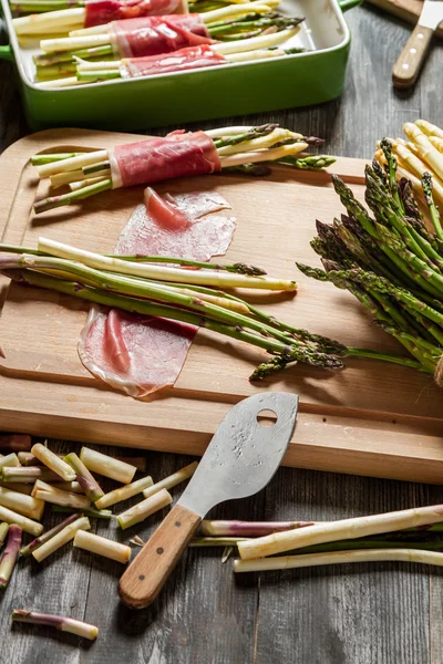 Préparation de la casserole aux asperges — Photo