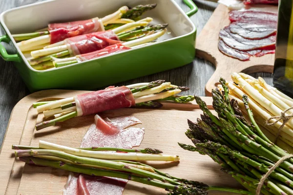 Preparation asparagus with prosciutto ham — Stock Photo, Image