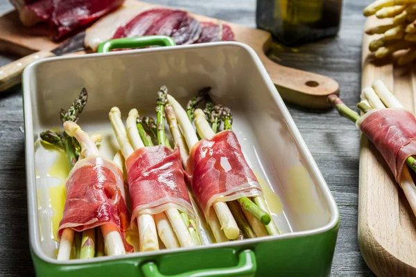 Asperges verpakt in parma ham casserole — Stockfoto