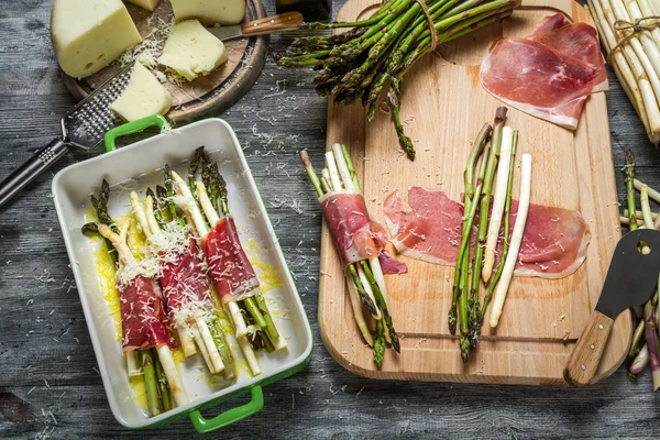 Preparazione pasti a base di asparagi, prosciutto e formaggio — Foto Stock