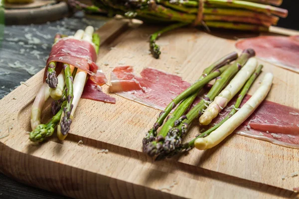 Przygotowanie szparagi z szynką prosciutto i serem — Zdjęcie stockowe