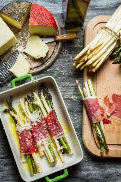 Casseruola con asparagi e formaggio — Foto Stock