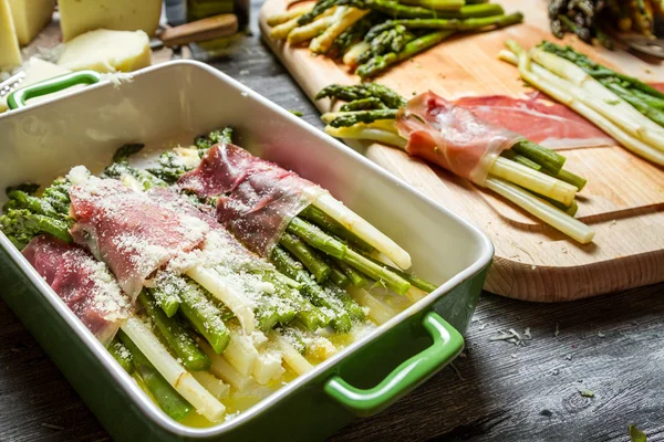 Primo piano di asparagi arrotolati in prosciutto e formaggio — Foto Stock