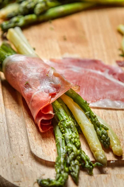 Closeup of asparagus and prosciutto — Stock Photo, Image