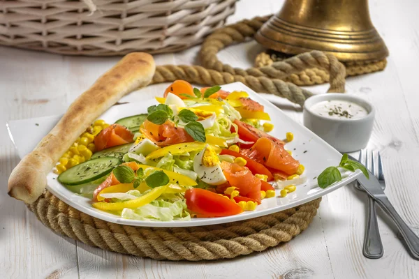 Salade de saumon saine à base de légumes frais — Photo