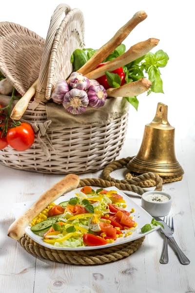 Salade saine au saumon et légumes frais — Photo