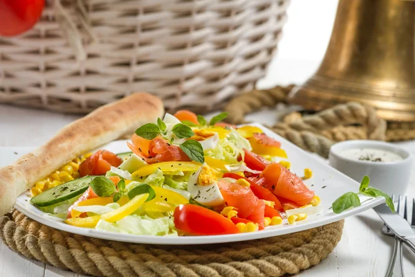 Closeu de ensalada de salmón saludable hecha de verduras frescas — Foto de Stock