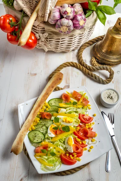 Салат с лососем и овощами — стоковое фото