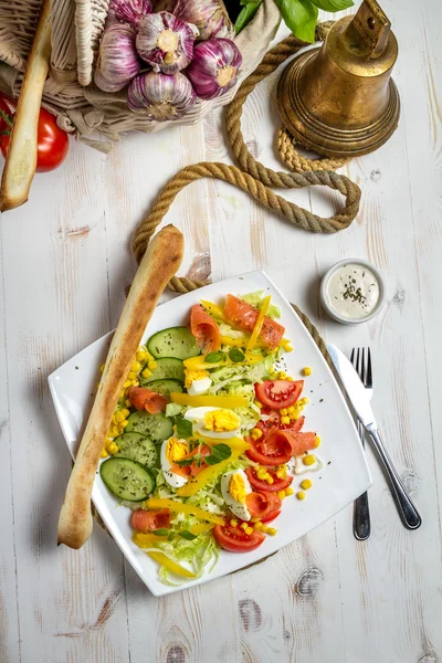 Здоровый салат с лососем и овощами — стоковое фото