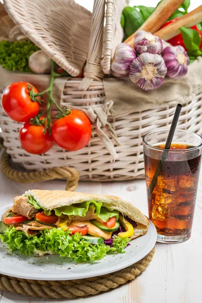 Kebap taze sebzelerin yaptı ve soğuk kola ile hizmet — Stok fotoğraf